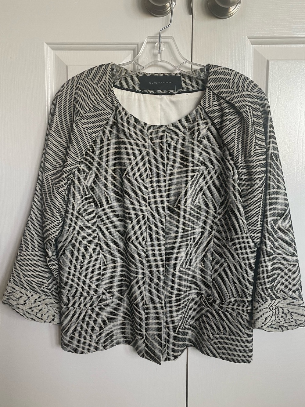 Elie Tahari Black and White textured geometric pattern crop jacket blazer M EUC